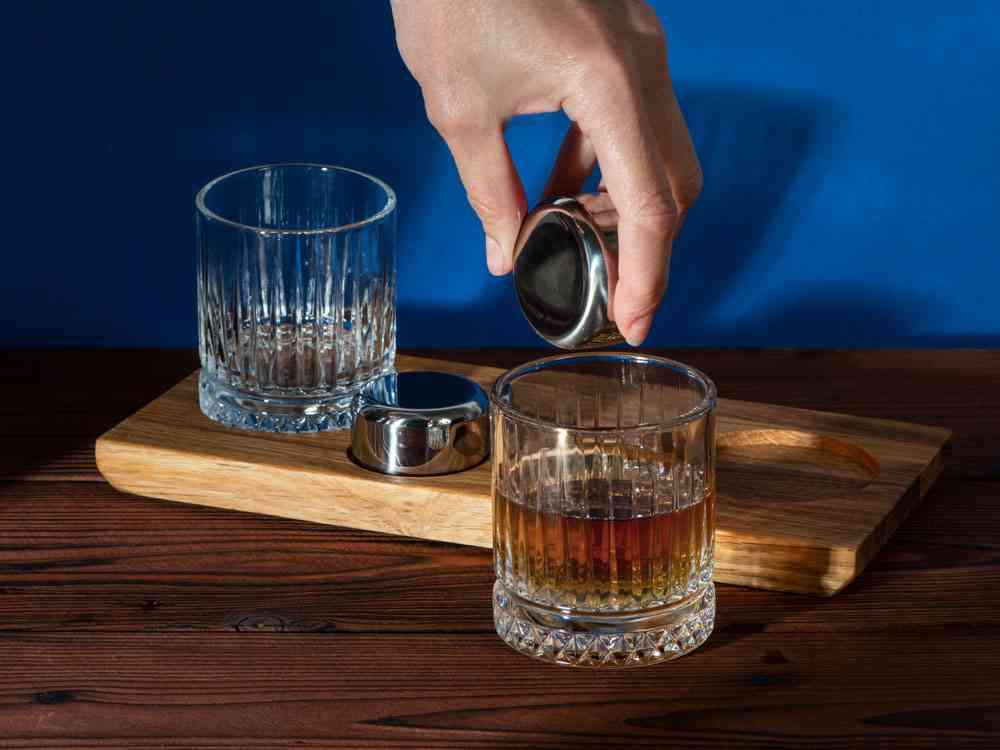 Набор для виски и коктейлей на подставке из дуба Savour - 11