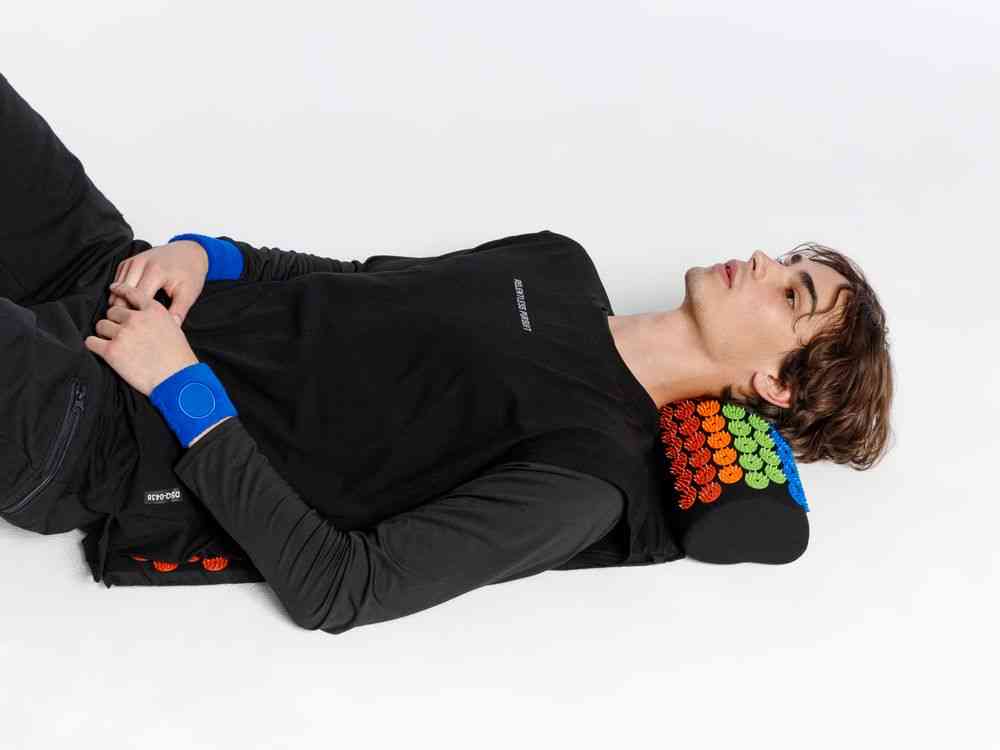 Массажный акупунктурный коврик с валиком Iglu, разноцветный - 8