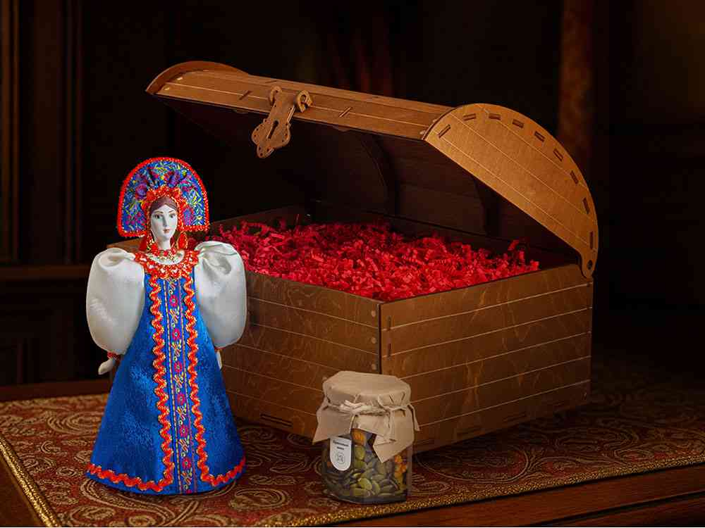 Подарочный набор: кукла фарфоровая, мёд с миксом из орехов - 2