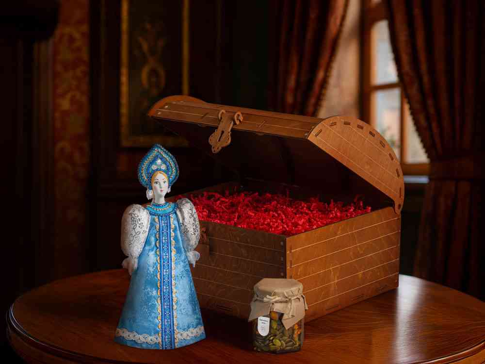 Подарочный набор: кукла фарфоровая, мёд с миксом из орехов - 2