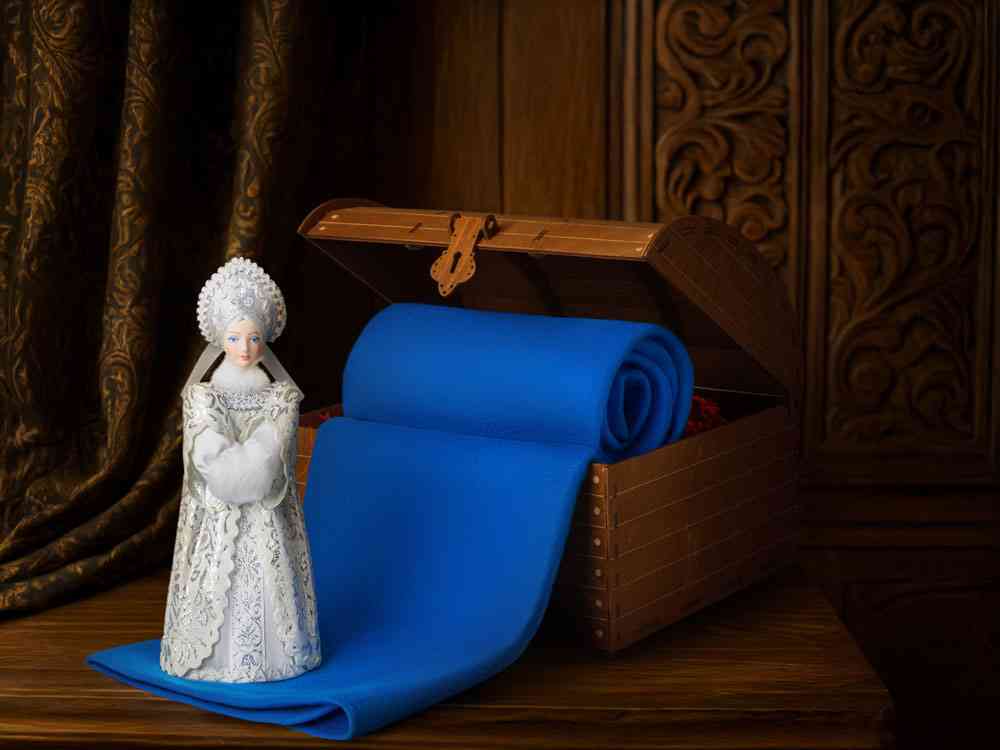 Подарочный&nbsp;набор:&nbsp;кукла фарфоровая,&nbsp;плед флисовый - 2